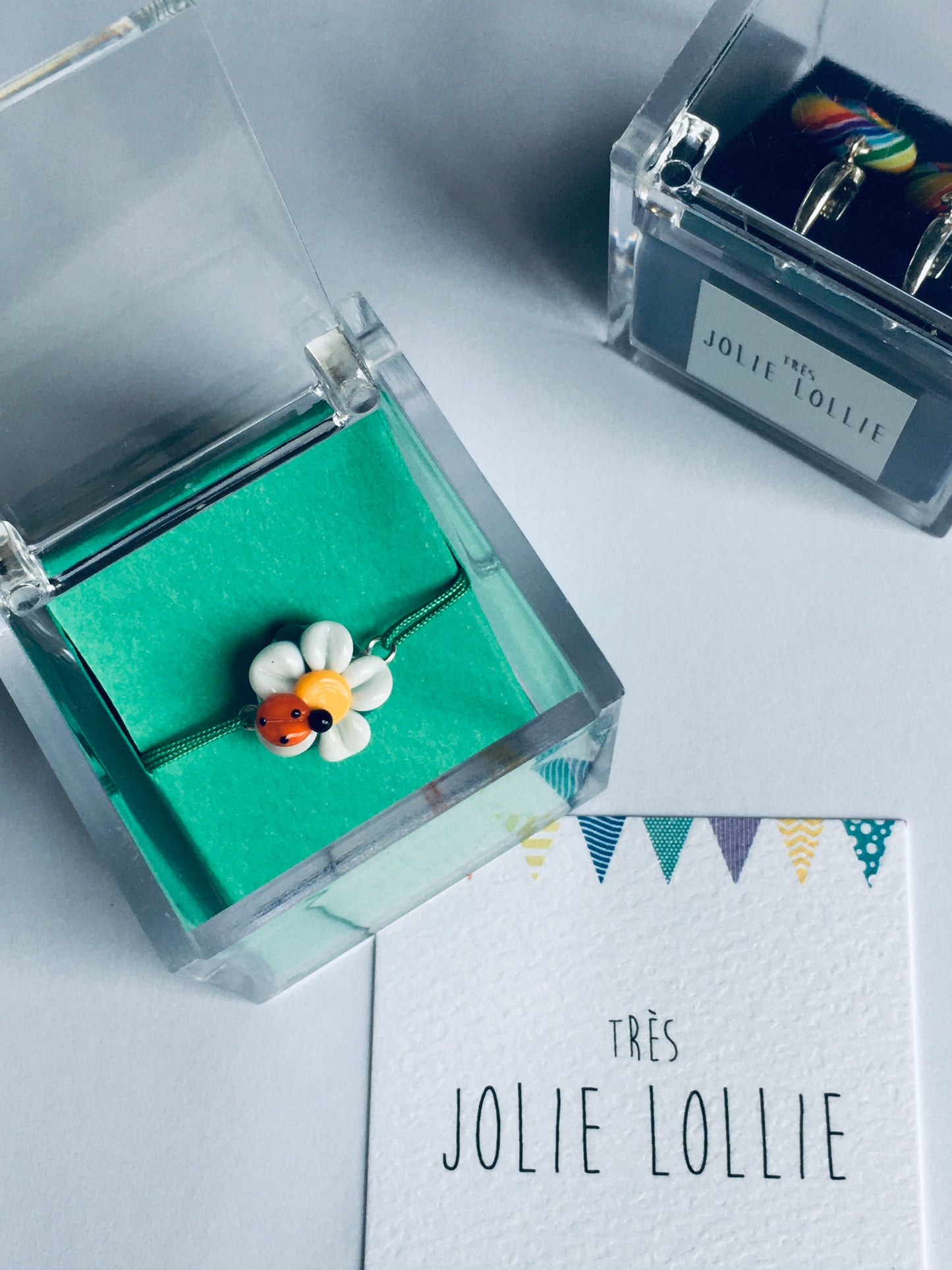Glass Daisy Bracelet