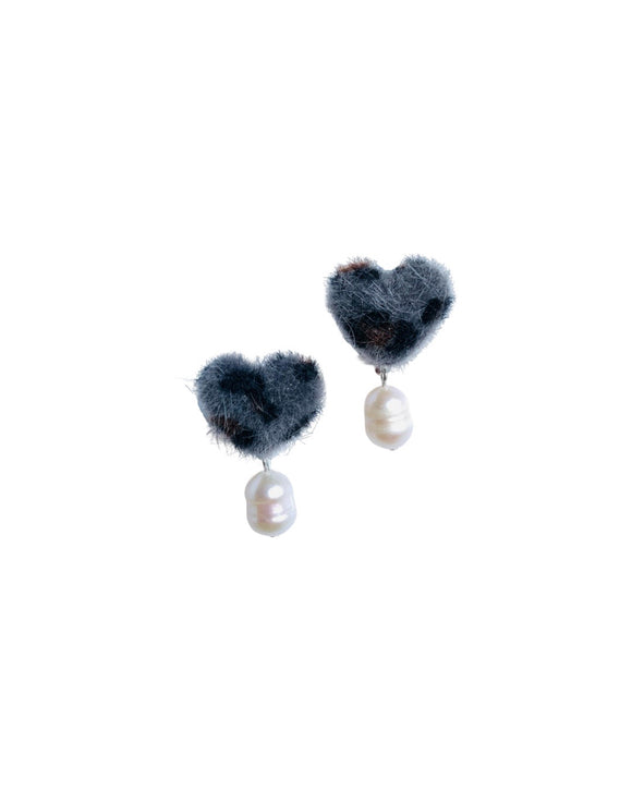 İncili Tüylü Leopar Kalp Klips Küpe - Gri  / Pearl Fluffy Leopard Heart Clip-on Earring - Grey